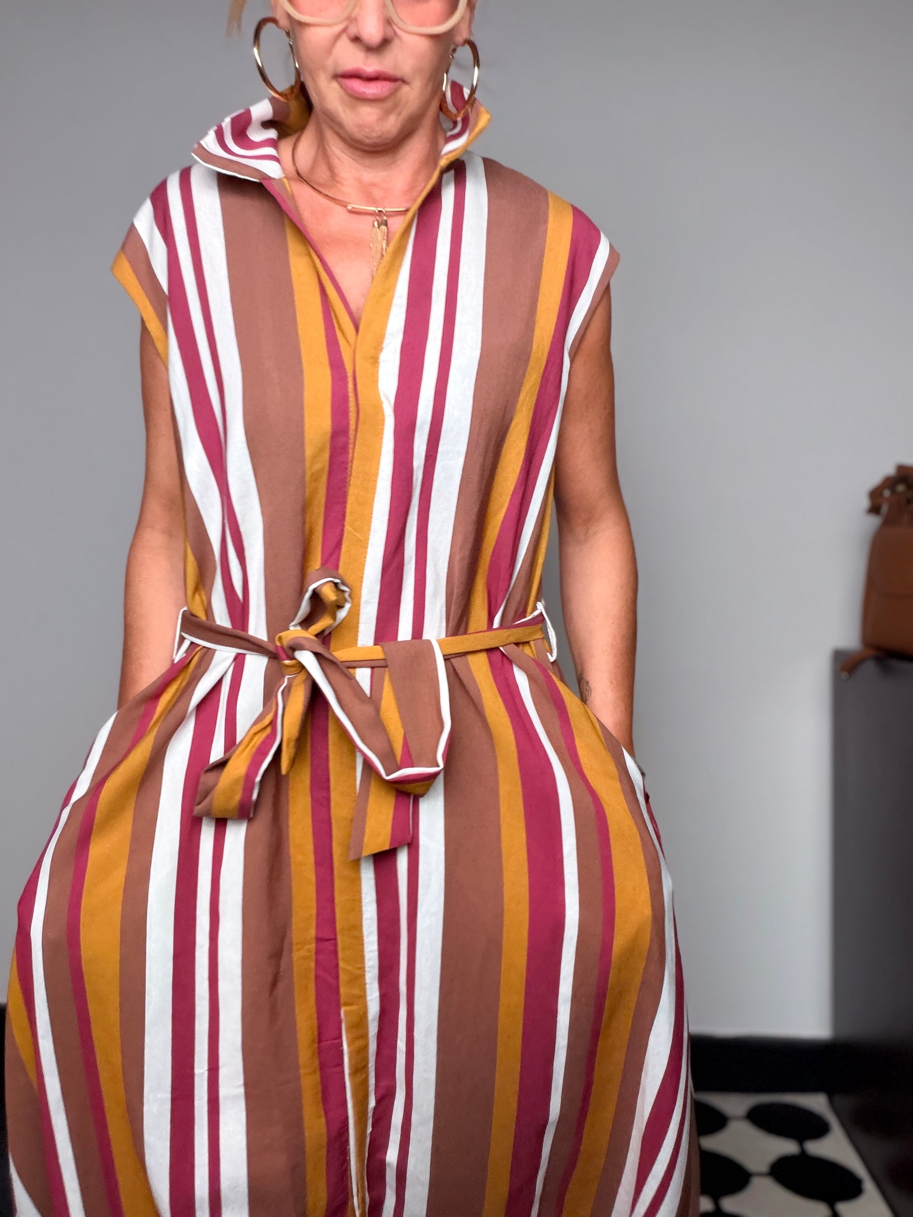 Abito Maxi a Righe con Cintura — Senza Maniche