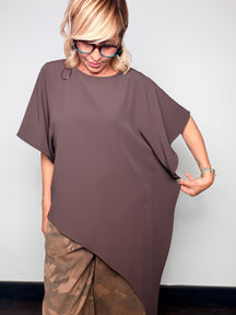 Top fluido Le Streghe asimmetrico con fondo a punta