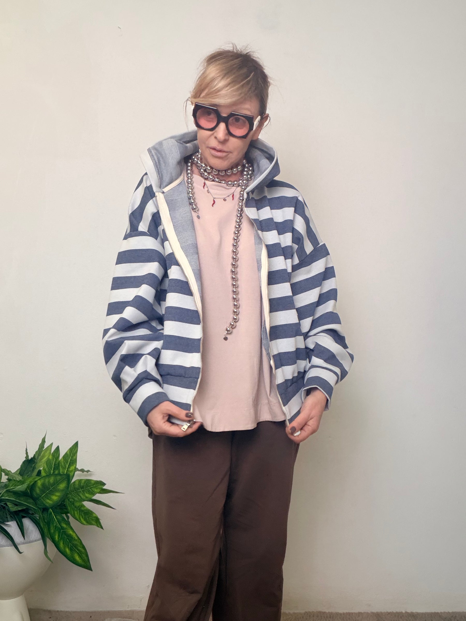 Felpa con cappuccio a righe grigie e bianche