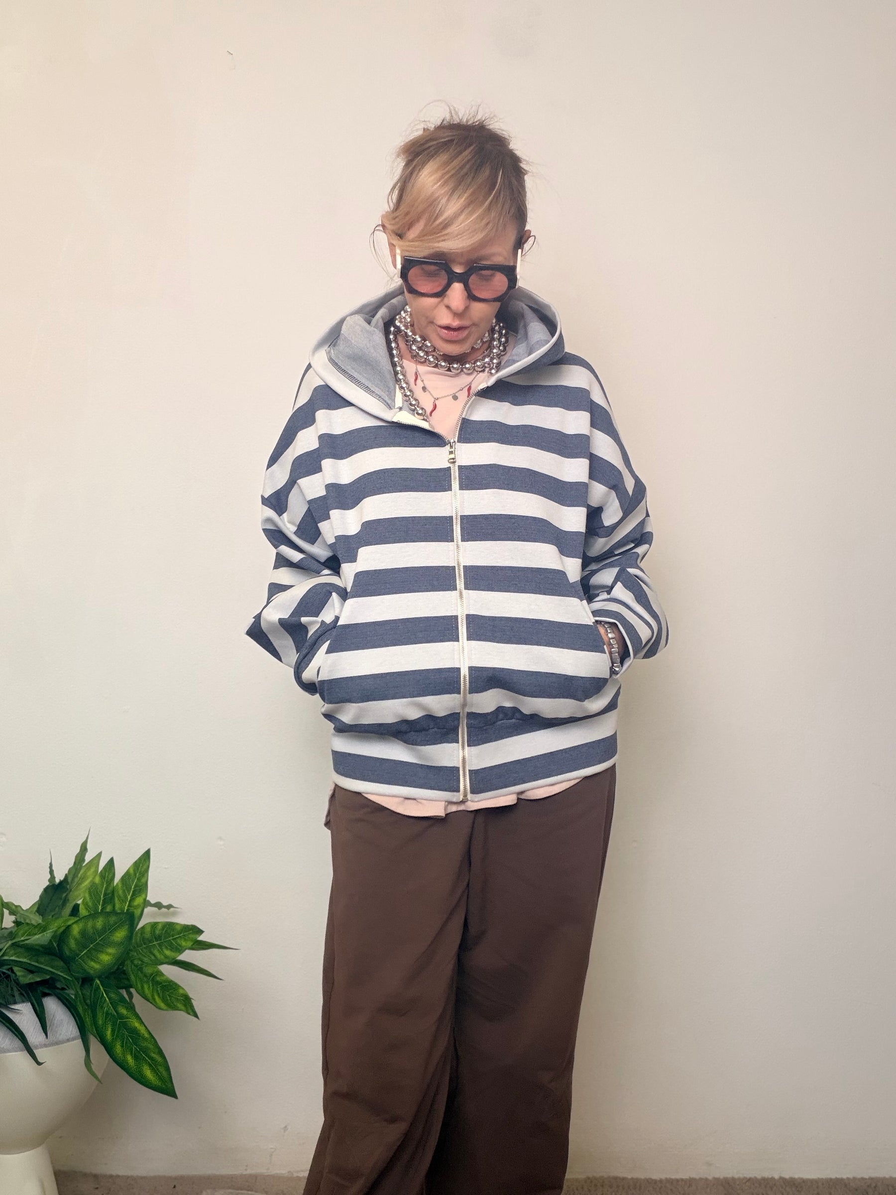 Felpa con cappuccio a righe grigie e bianche