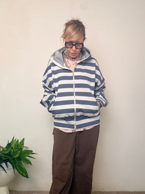 Felpa con cappuccio a righe grigie e bianche