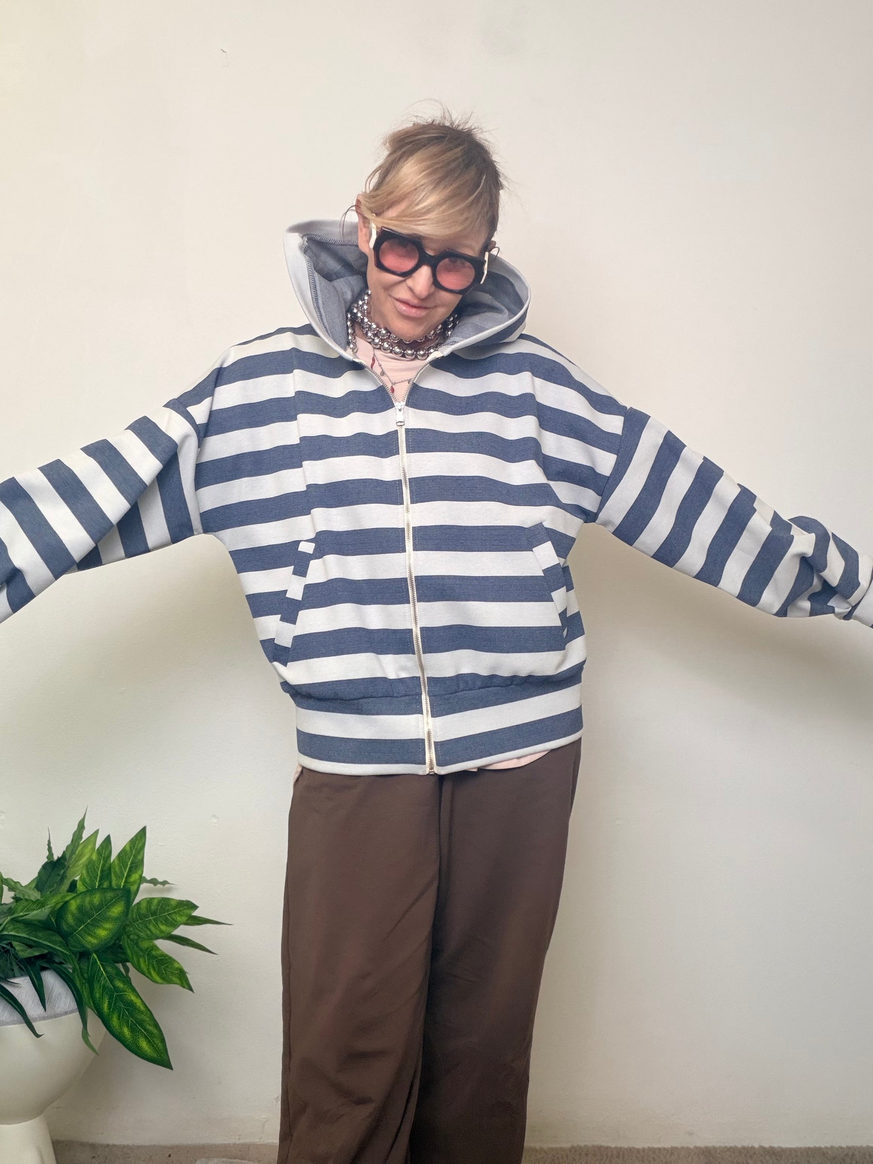 Felpa con cappuccio a righe grigie e bianche