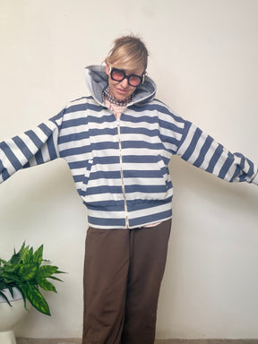 Felpa con cappuccio a righe grigie e bianche