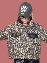 Giacca Female leopardata vista frontale con colletto e patte neri