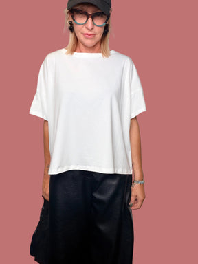 T-shirt Deja Vu in pizzo nero floreale indossata sopra una base bianca