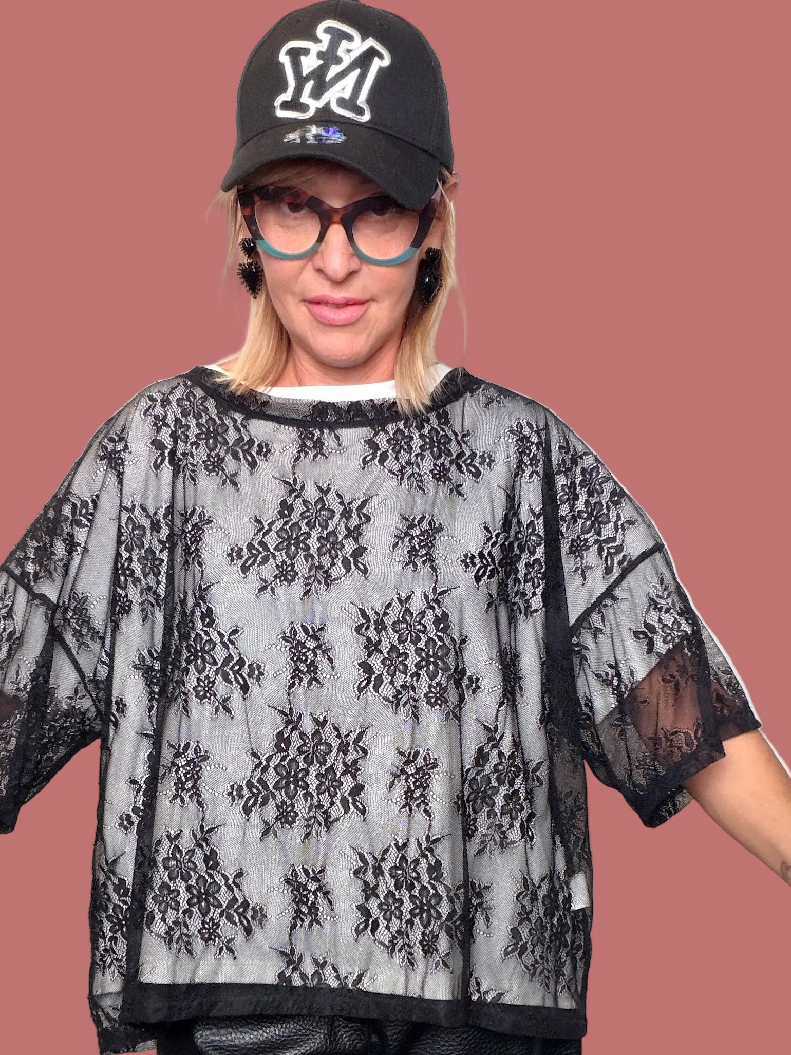 Base bianca indossata da sola nell'abbinamento della T-shirt Deja Vu in pizzo