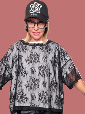 Base bianca indossata da sola nell'abbinamento della T-shirt Deja Vu in pizzo
