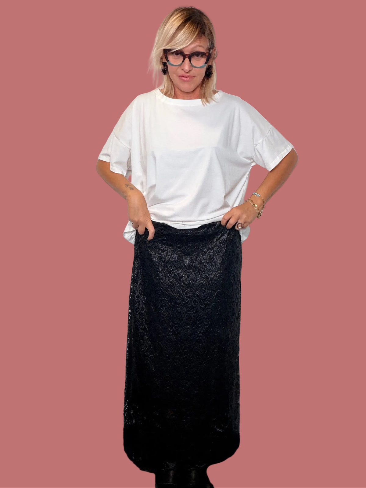 Gonna lunga Deja Vu in pizzo spalmato nero indossata con T-shirt bianca