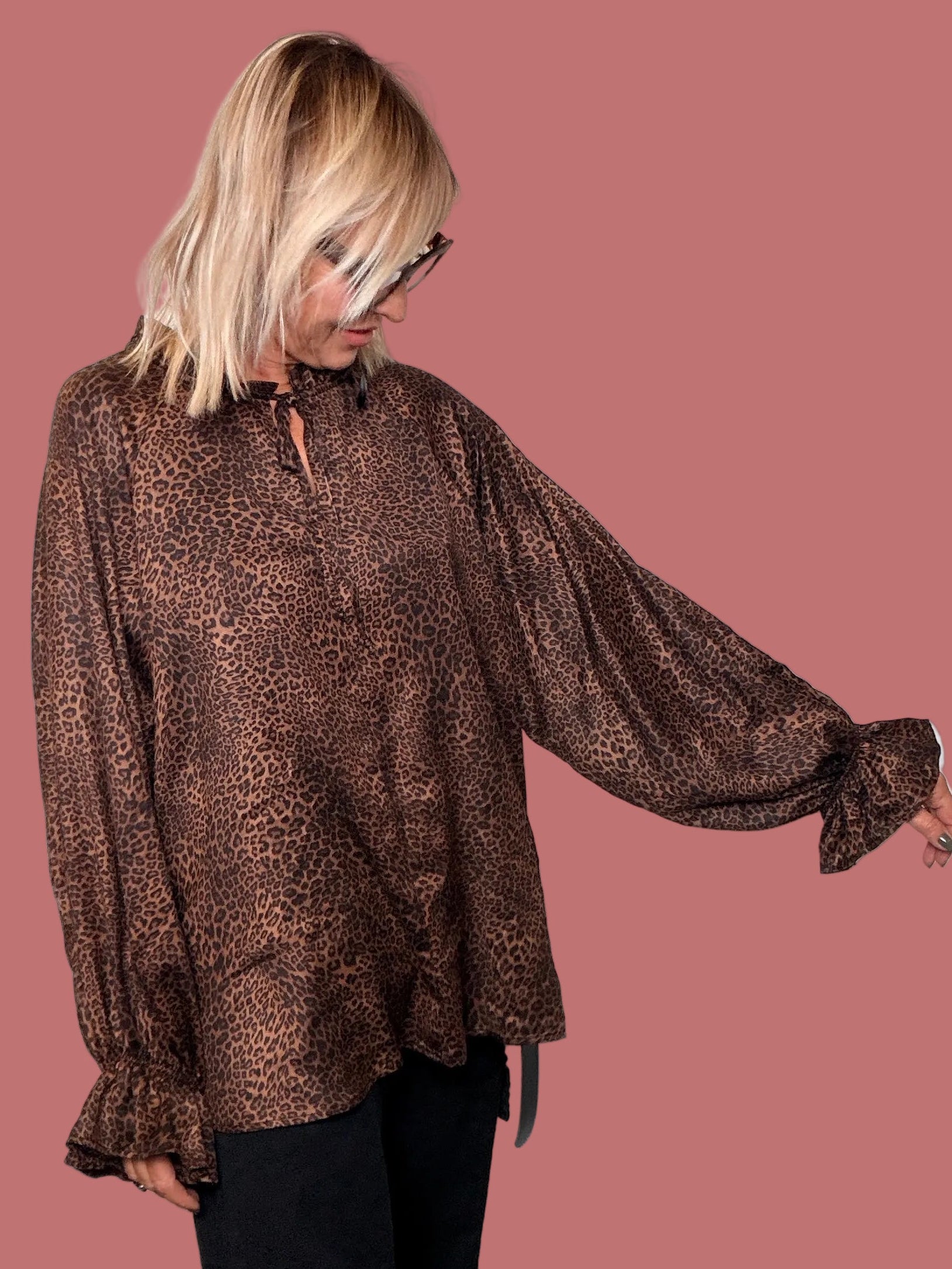 Camicia Deja Vu leopardata in viscosa, vista frontale con maniche distese