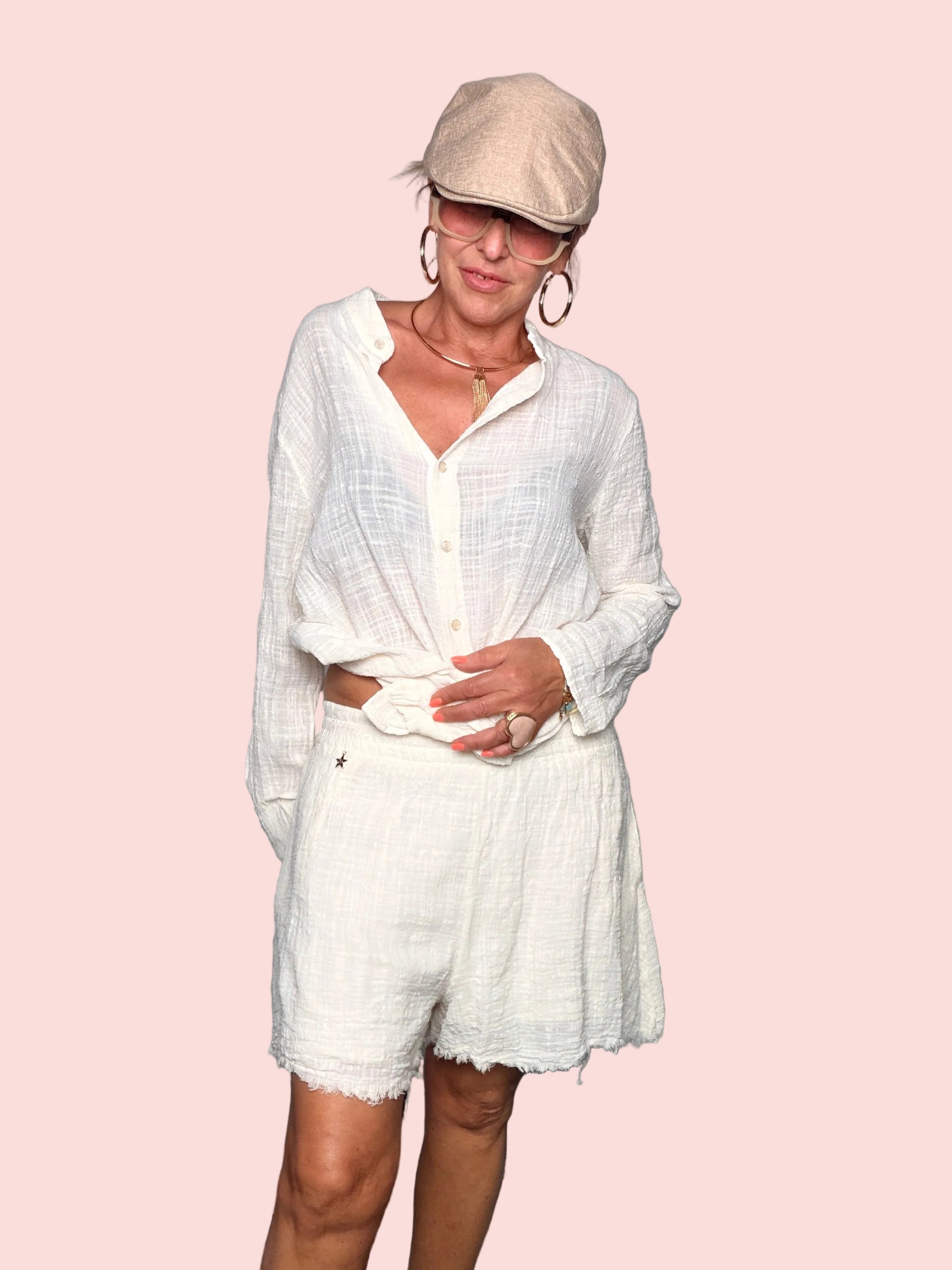 Shorts con orlo sfrangiato