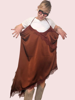 Abito over con dettagli in pizzo dal fascino femminile