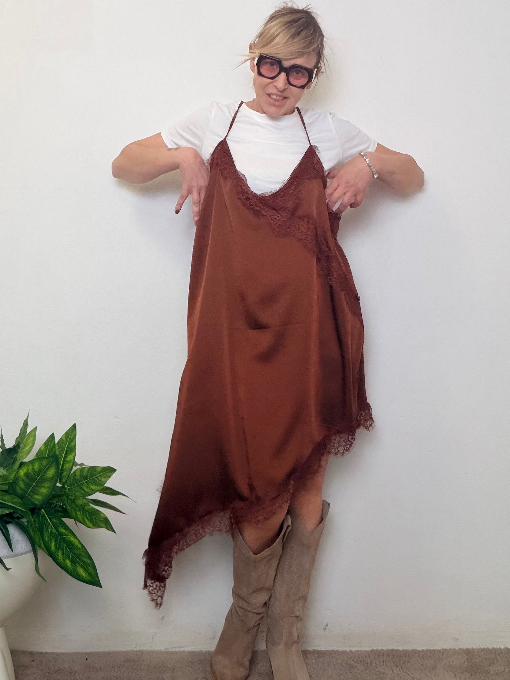 Abito over con dettagli in pizzo dal fascino femminile