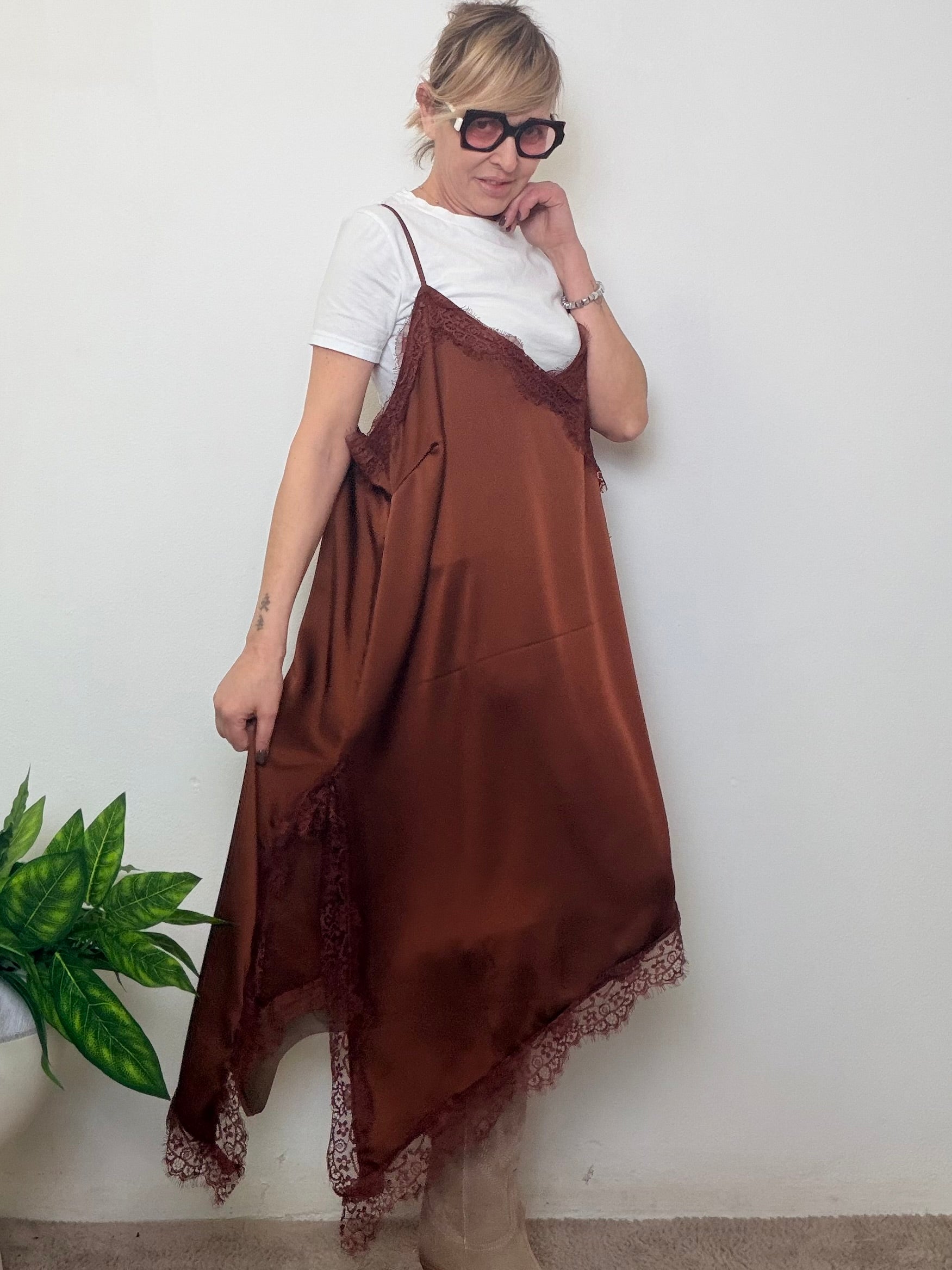 Abito over con dettagli in pizzo dal fascino femminile