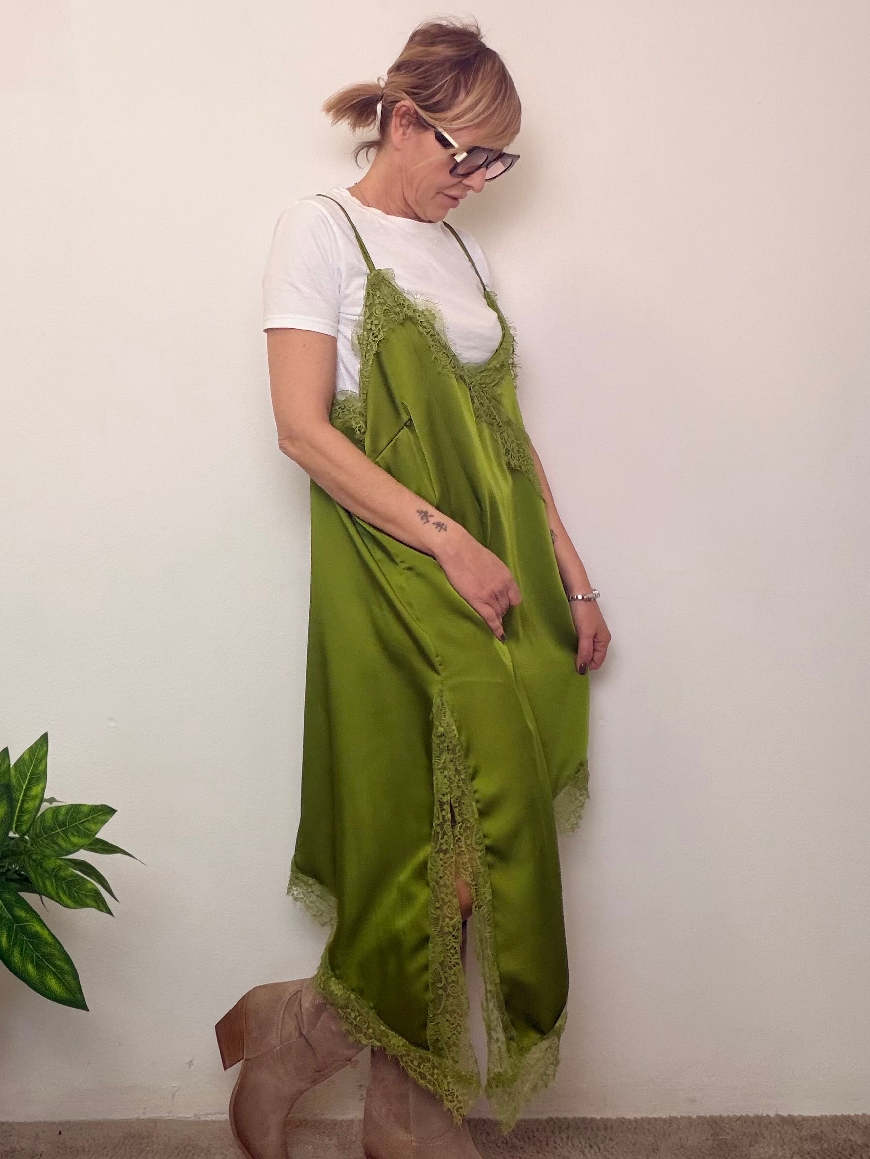 Abito over con dettagli in pizzo dal fascino femminile