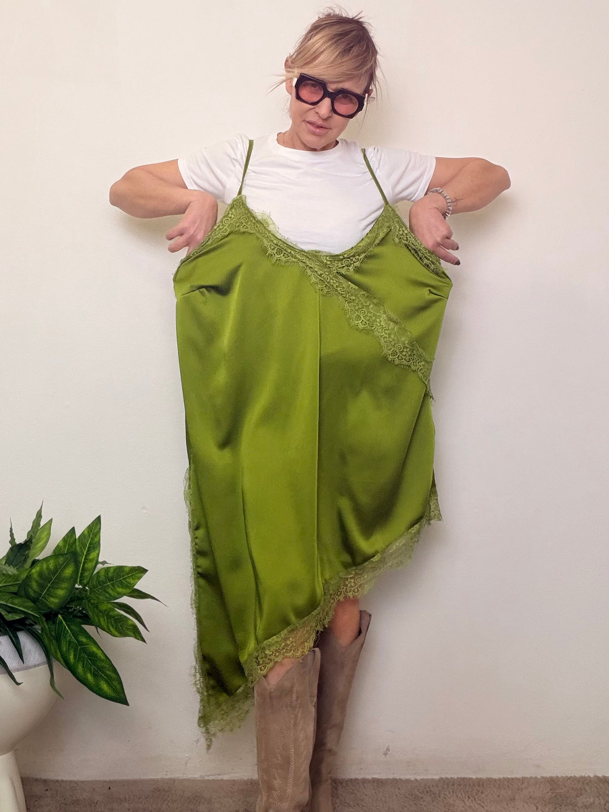 Abito over con dettagli in pizzo dal fascino femminile