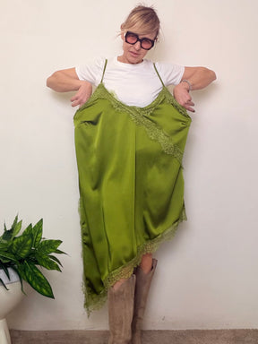 Abito over con dettagli in pizzo dal fascino femminile