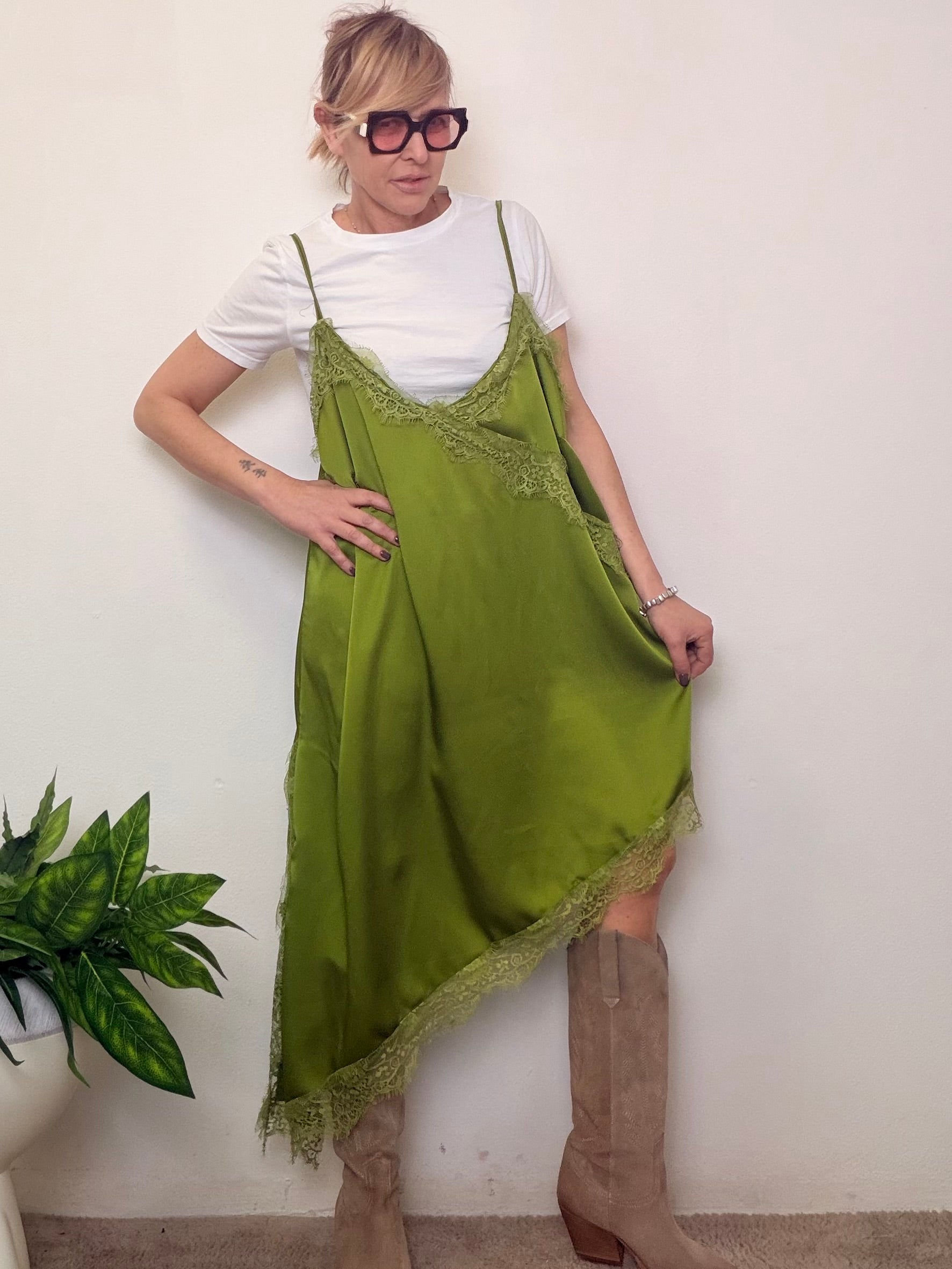 Abito over con dettagli in pizzo dal fascino femminile