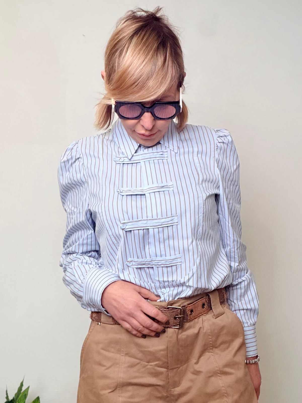 Camicia Righe Bianche e Blu con Dettagli Toggle Oversize