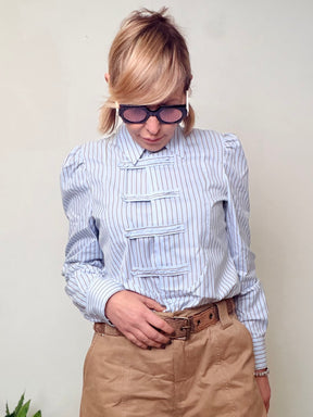 Camicia Righe Bianche e Blu con Dettagli Toggle Oversize