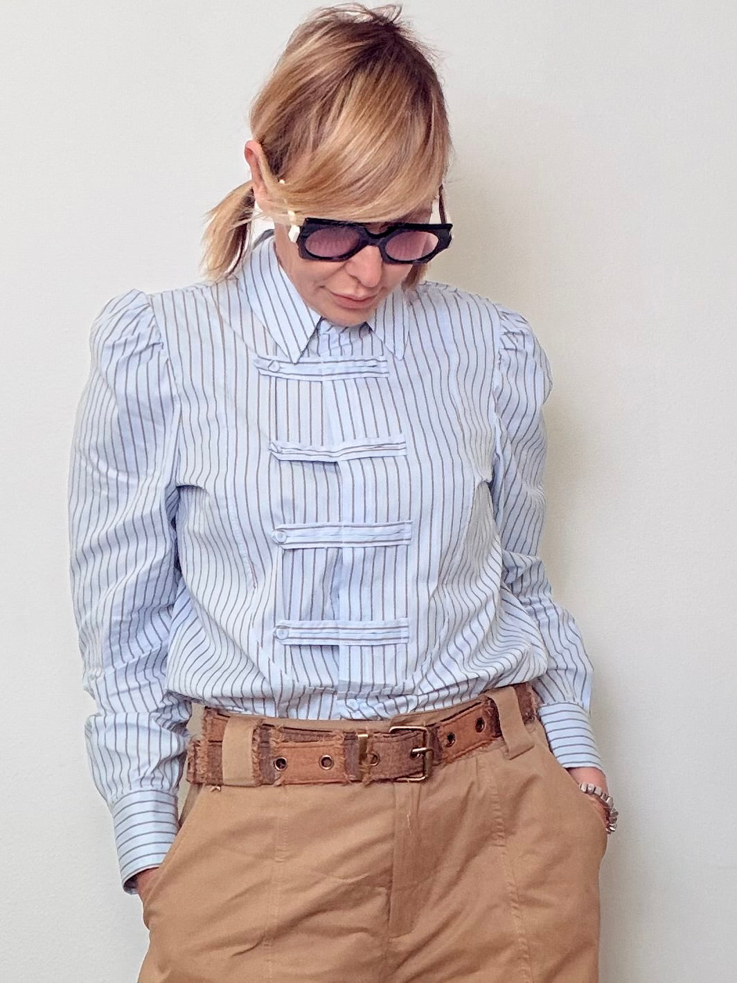 Camicia Righe Bianche e Blu con Dettagli Toggle Oversize