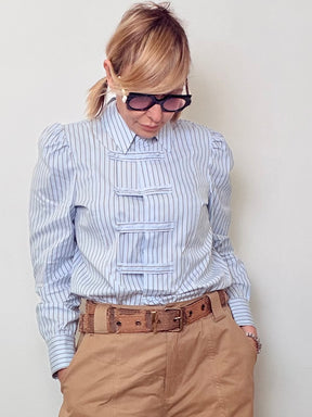 Camicia Righe Bianche e Blu con Dettagli Toggle Oversize