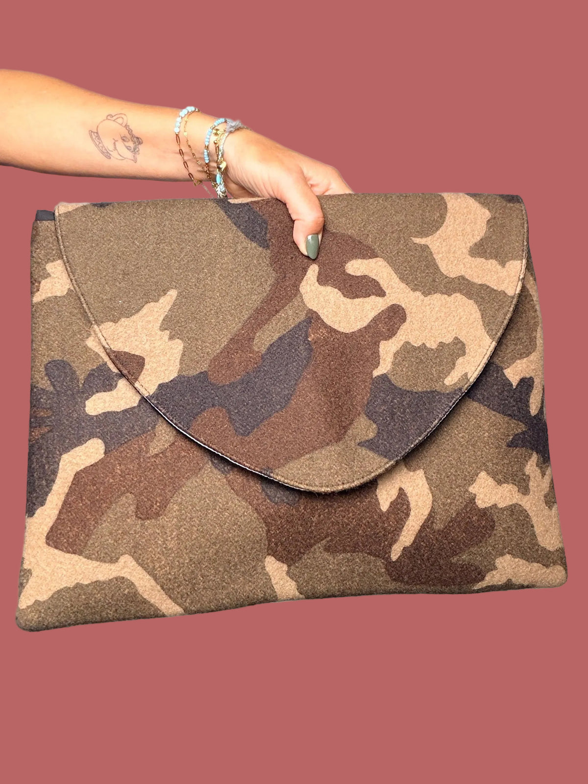 Maxi pochette in lana cotta con fantasia camouflage
