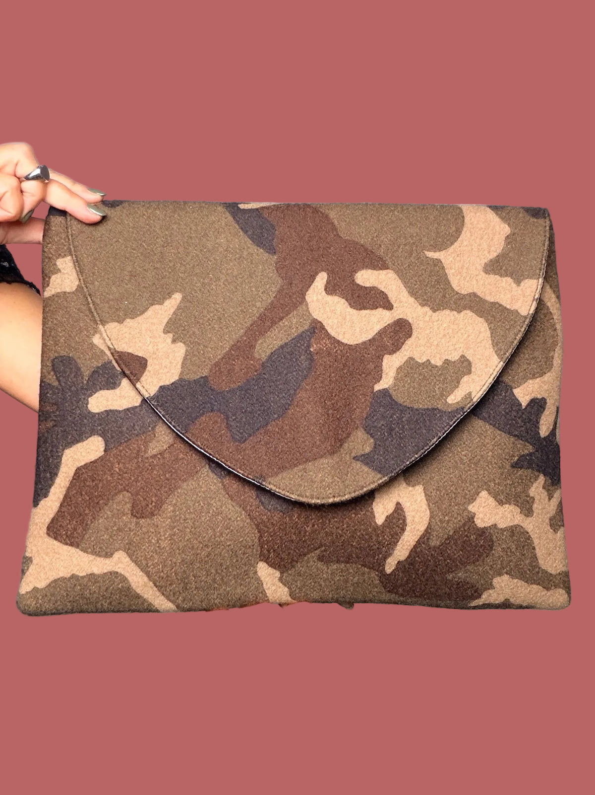 Maxi pochette in lana cotta con fantasia camouflage