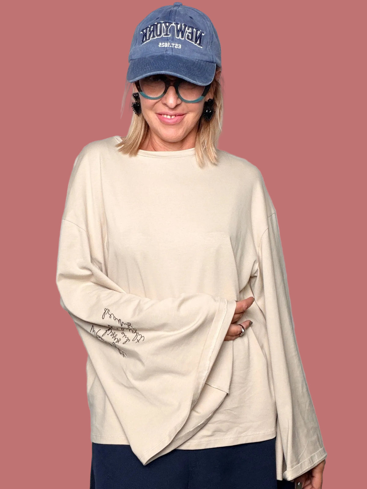 Maglia con maniche svasate e dettaglio lettering