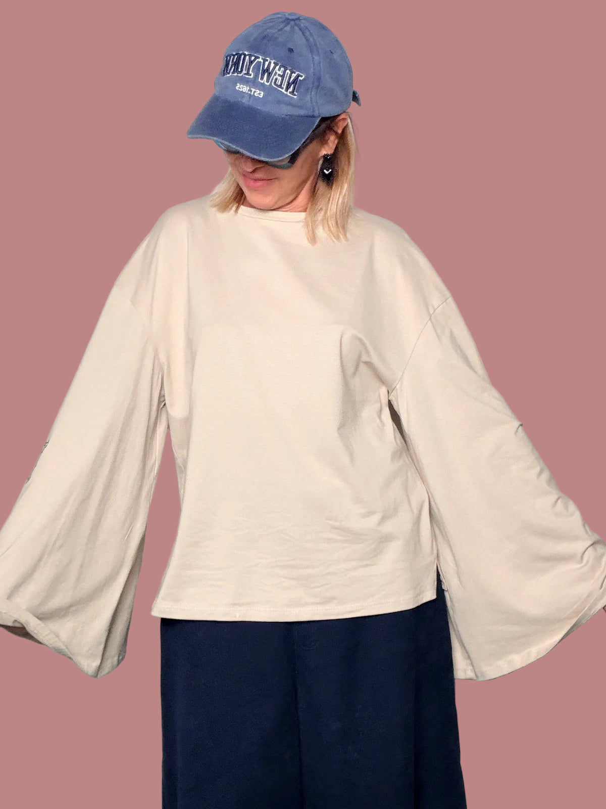 Maglia con maniche svasate e dettaglio lettering