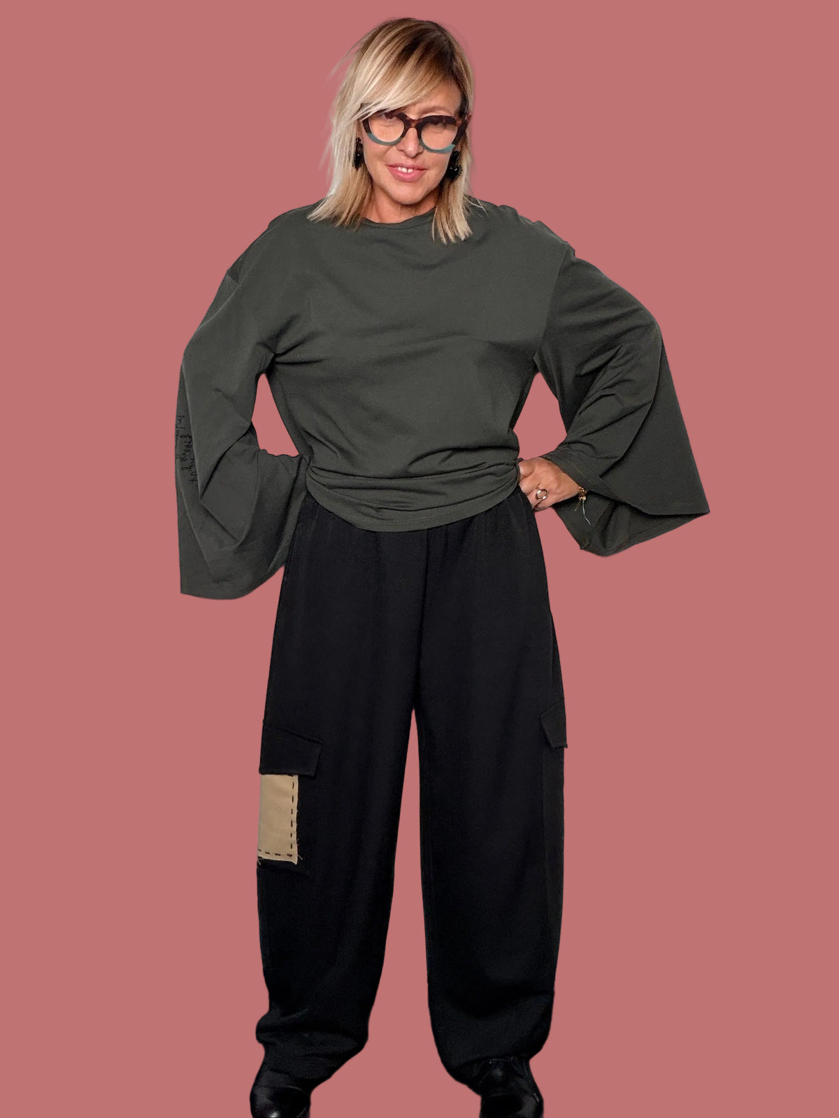 Pantalone cargo a ovetto con patch a contrasto