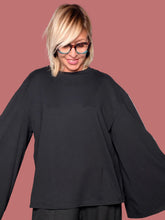 Maglia con maniche svasate e dettaglio lettering