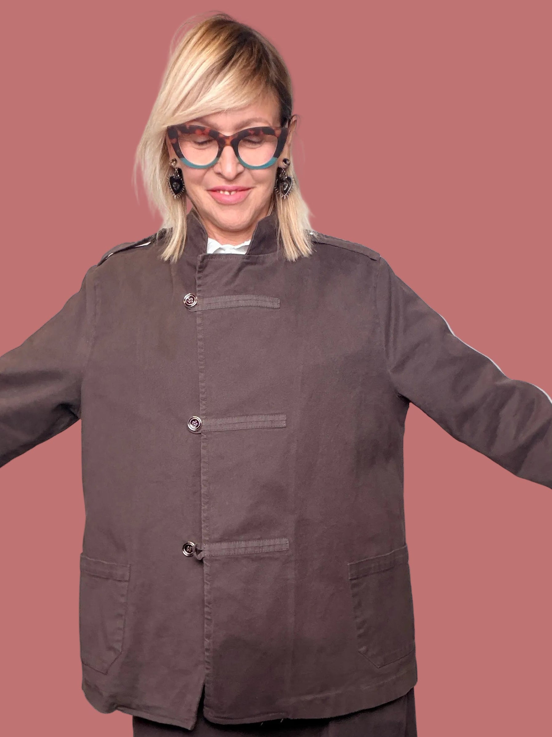 Giacca Flo&Poi marrone scuro con collo alto e chiusure a bottone