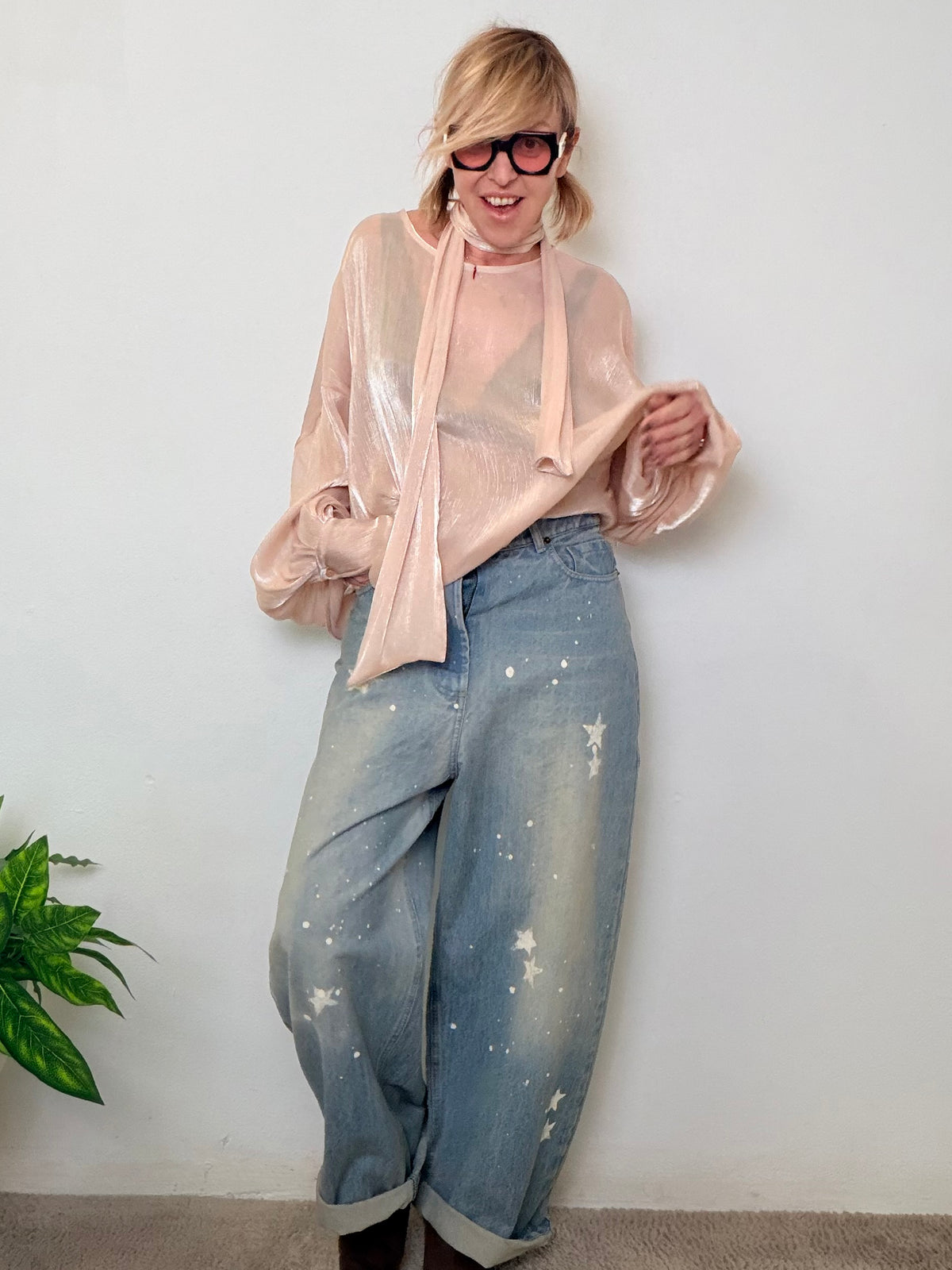 Jeans Azzurri Stelle e Schizzi Vernice Bianca a Gamba Ampia