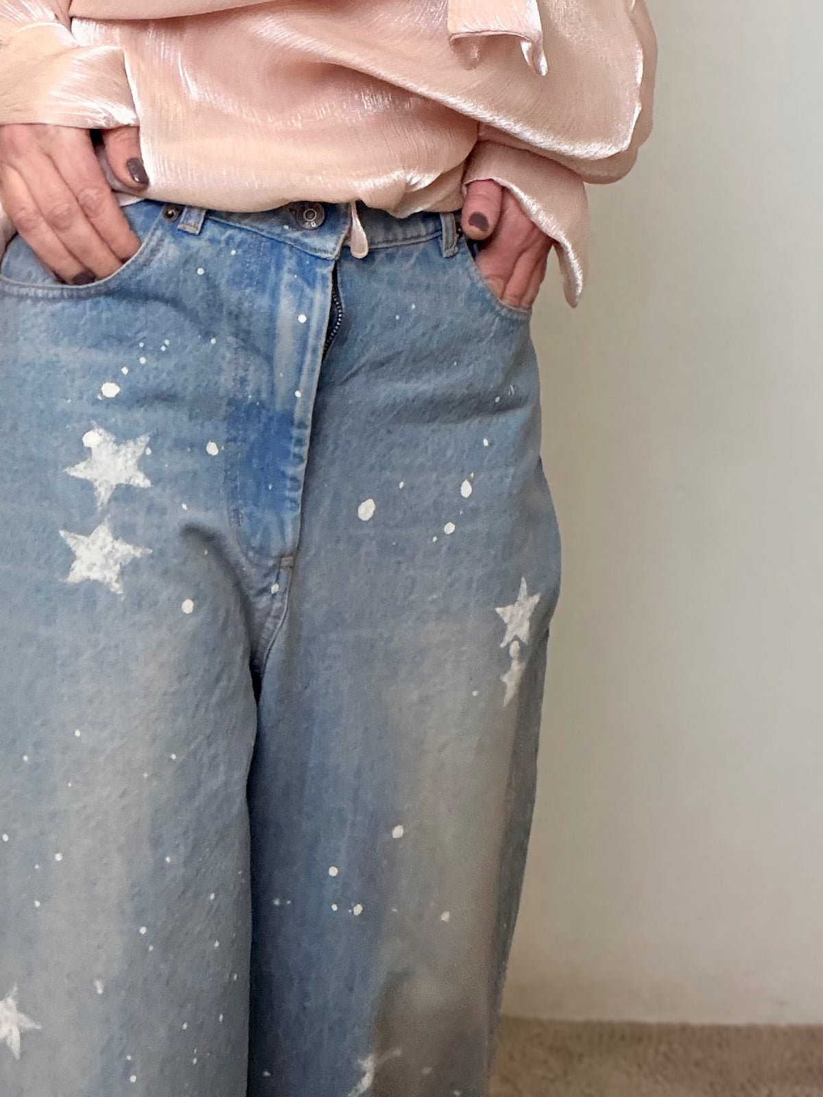 Jeans Azzurri Stelle e Schizzi Vernice Bianca a Gamba Ampia