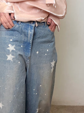 Jeans Azzurri Stelle e Schizzi Vernice Bianca a Gamba Ampia