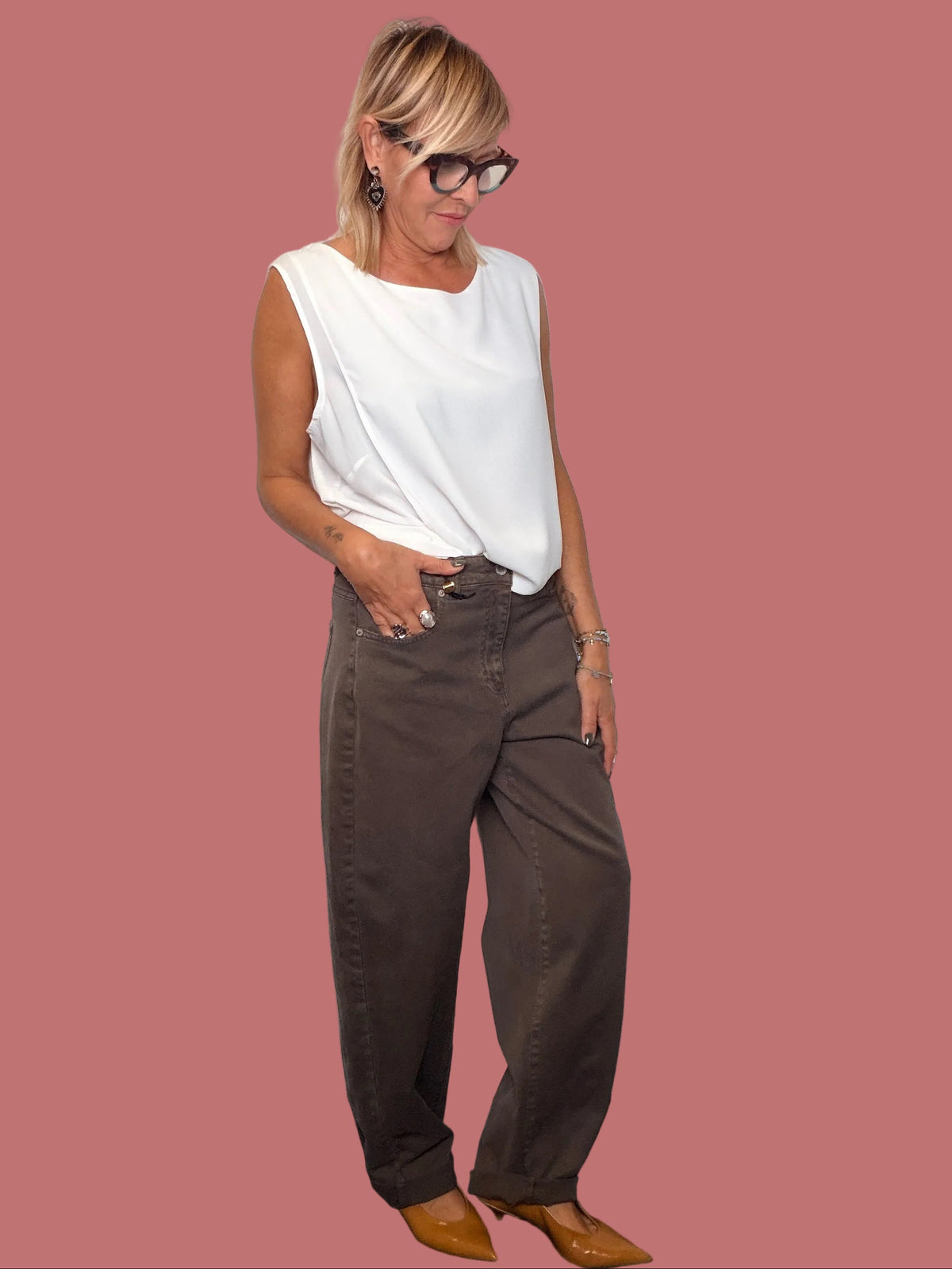 Pantalone Souvenir tortora, dettaglio delle tasche e dei passanti