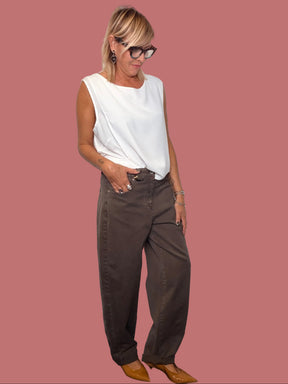 Pantalone Souvenir tortora, dettaglio delle tasche e dei passanti
