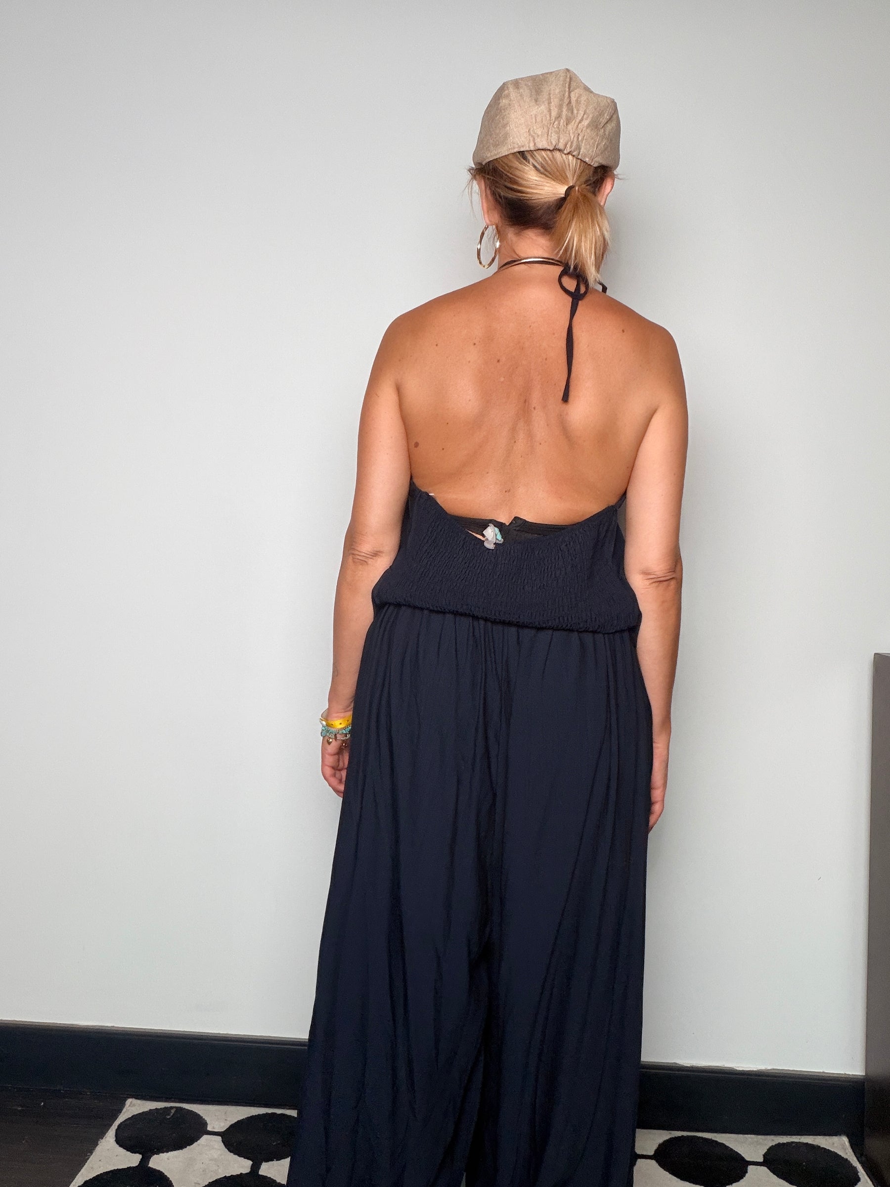 Tuta Jumpsuit Halter con Triplo Volant e Schiena Scoperta