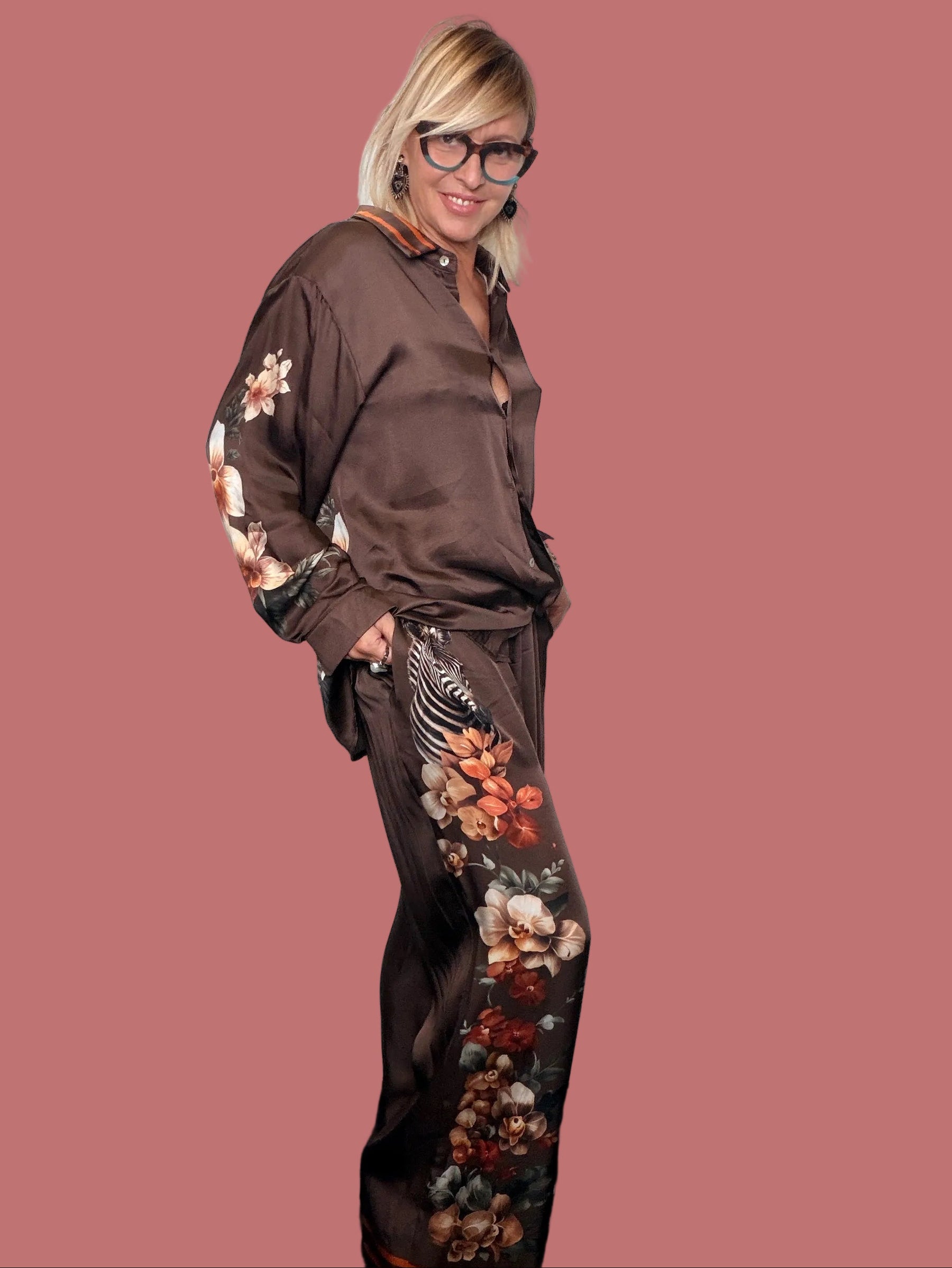 Pantalone Susy Star moro, dettaglio laterale della stampa floreale e animalier