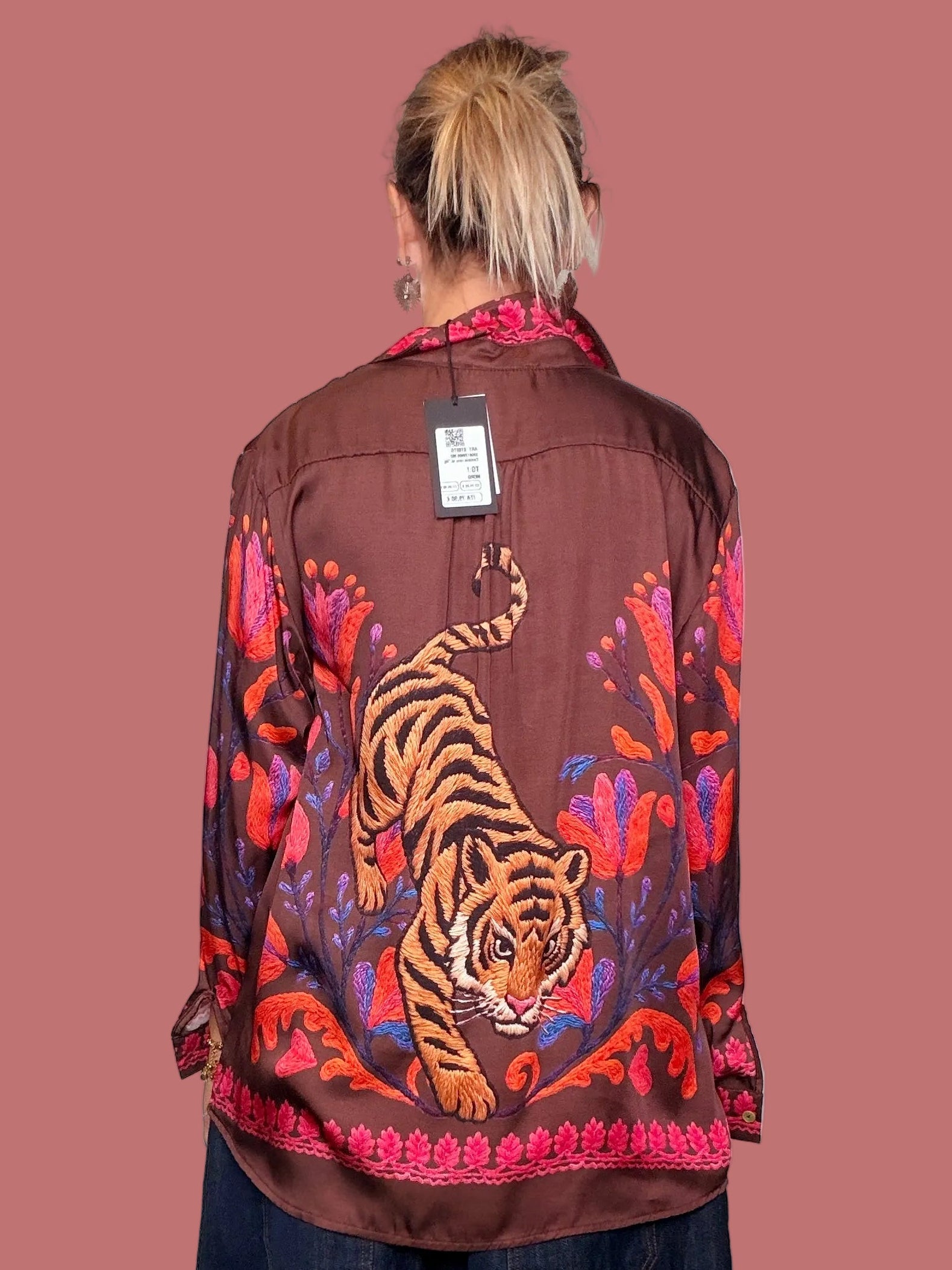 Camicia Susy Star moro con grande tigre e stampa floreale sul retro