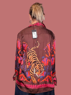 Camicia Susy Star moro con grande tigre e stampa floreale sul retro