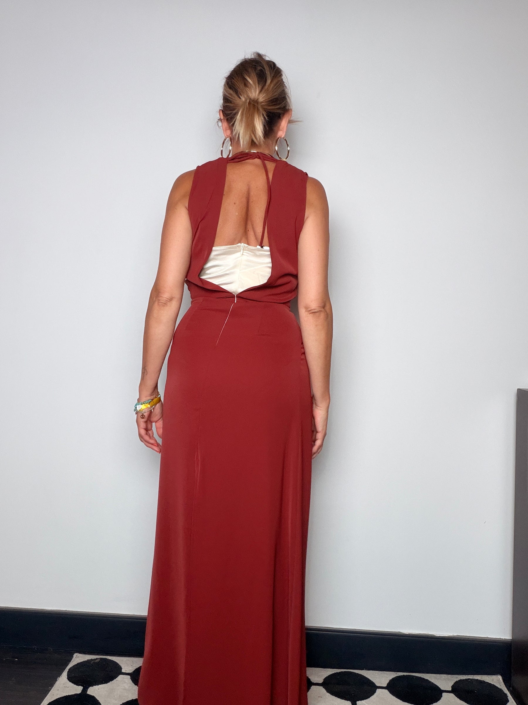 Abito Maxi Bicolore Rosso Mattone con Inserto in Raso e Schiena Scoperta