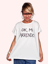 T-Shirt Oversize "Ok, mi arrendo." con Scritta in Strass