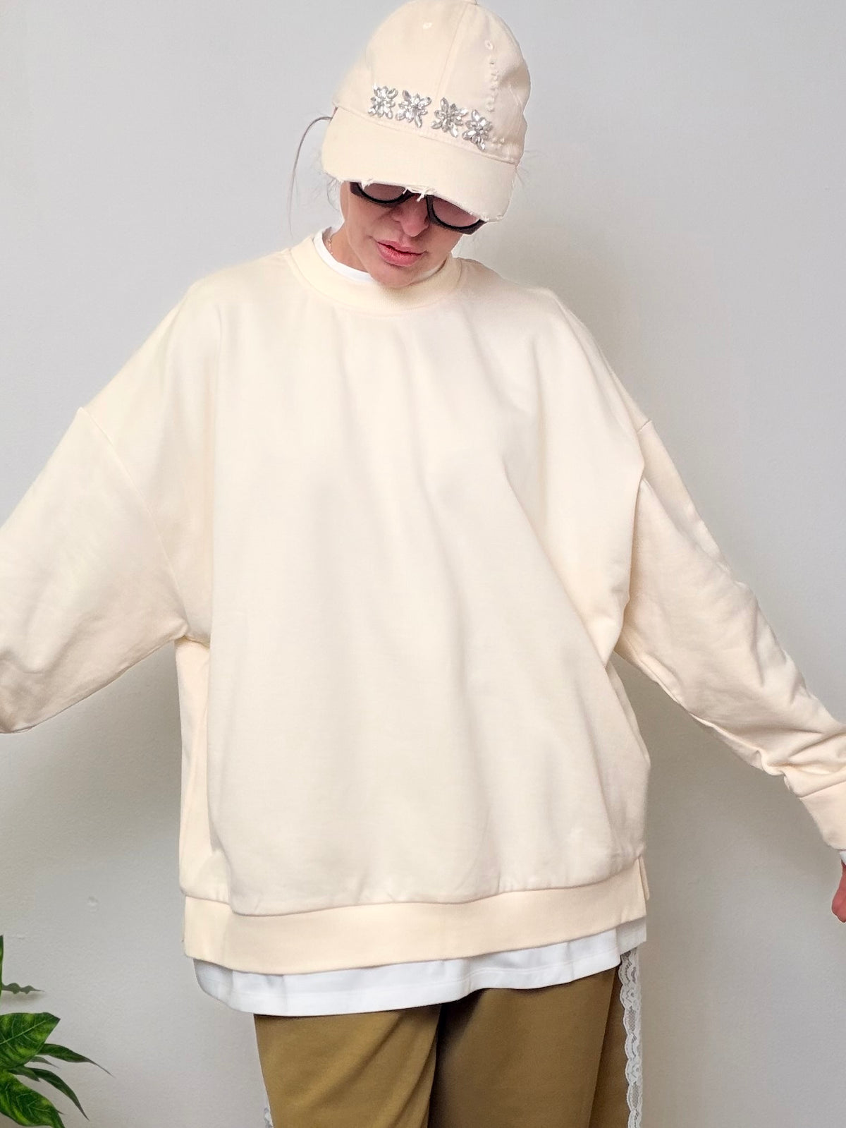 Felpa Panna Oversize con Finto Effetto T-Shirt Bianca Sotto