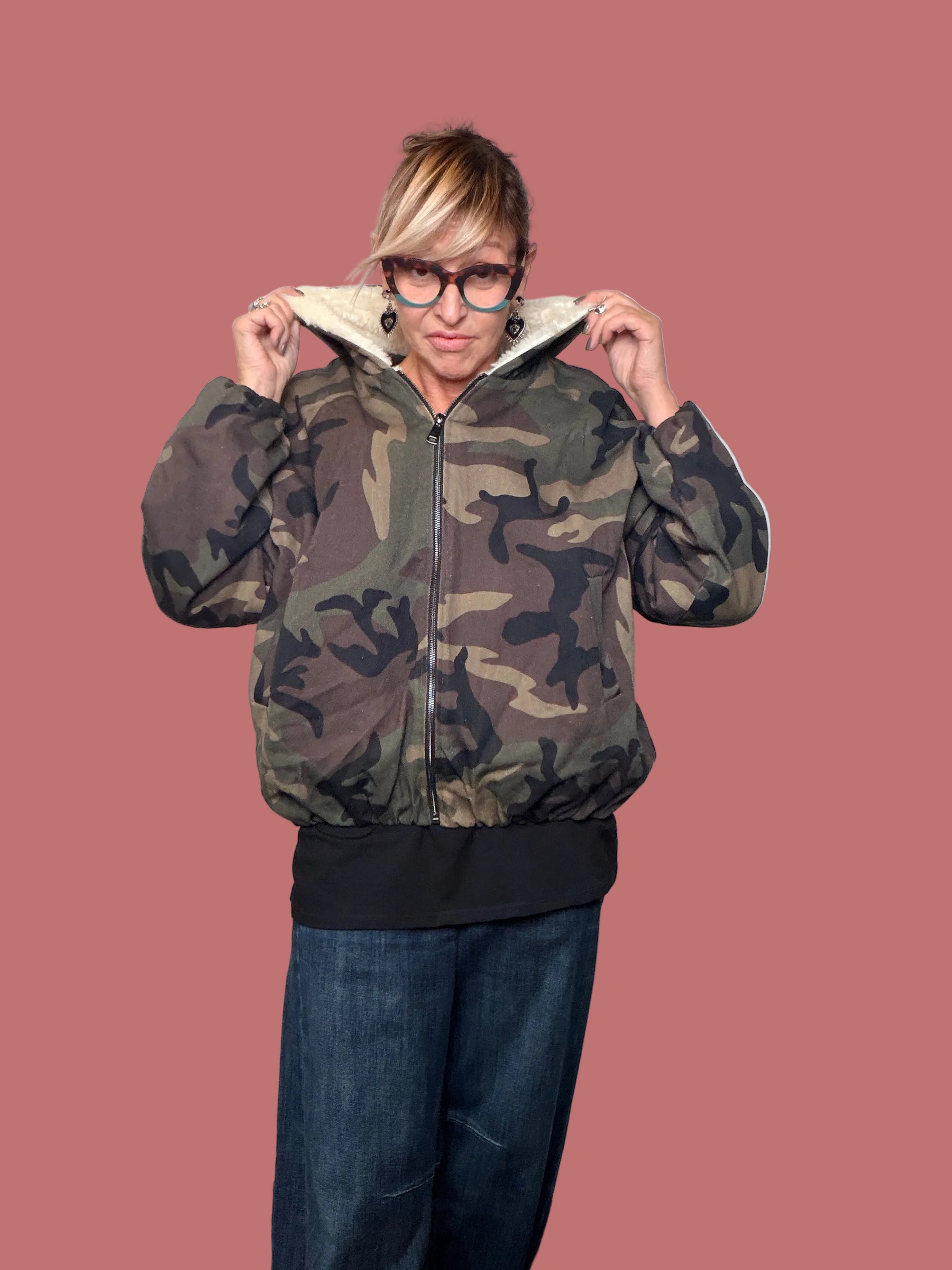 Giubbotto Female camouflage con zip e collo panna effetto pelliccia, vista frontale