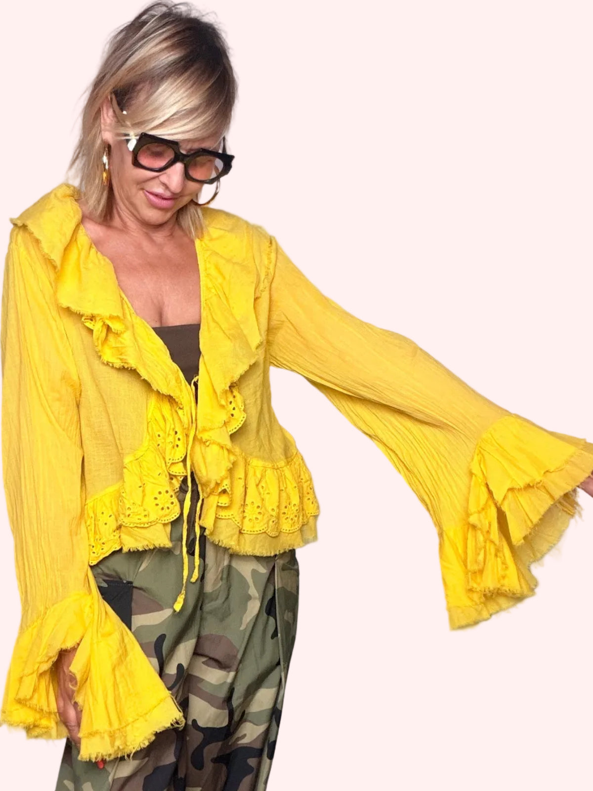 Camicia in Mussola con Volant a Cascata e Maniche a Campana