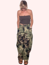 Pantalone Cargo Camouflage in Tela con Pieghe e Tasche Lateral