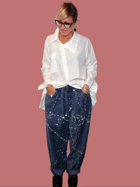 Jeans Flo&Poi blu, dettaglio della vita e della stampa a spruzzi
