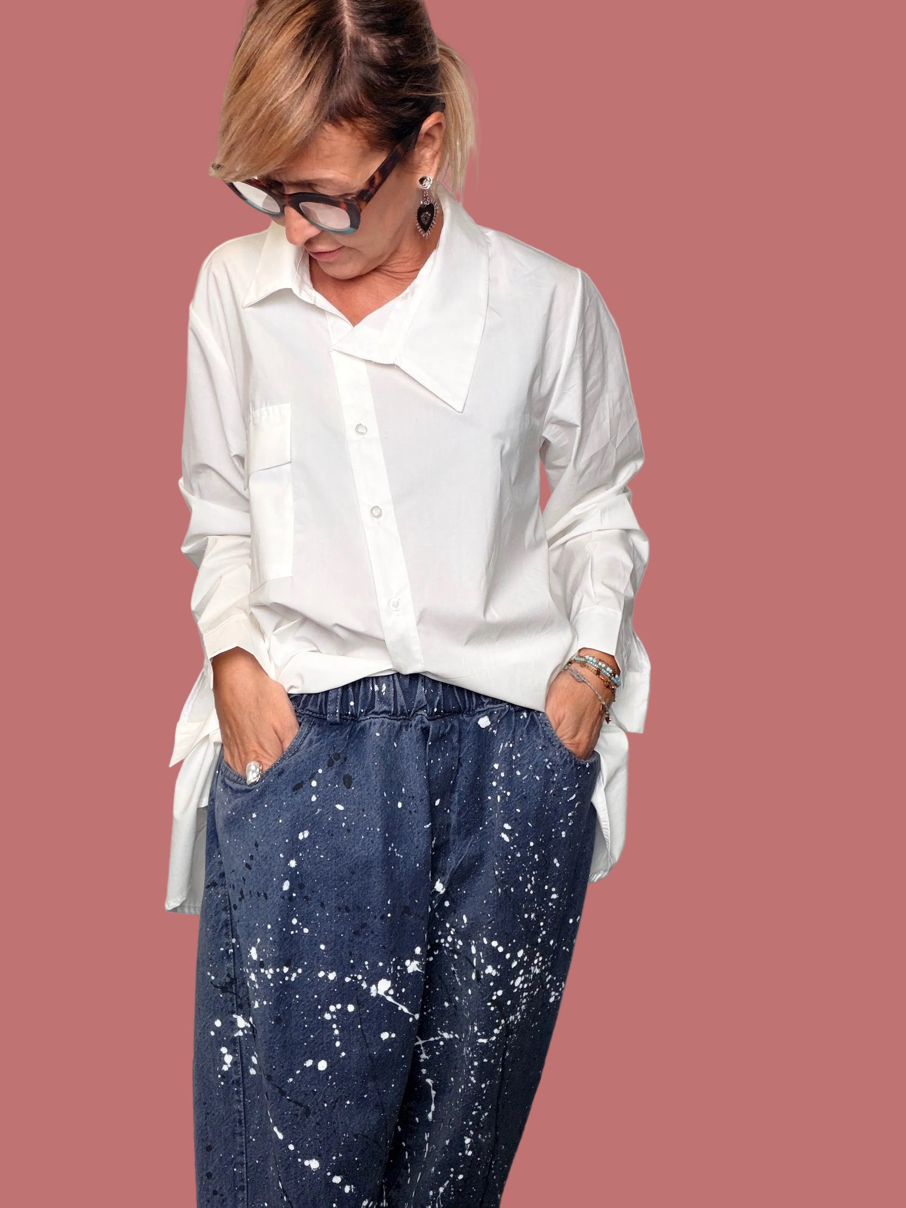 Jeans Flo&Poi a banana con stampa a spruzzi bianchi, vista completa