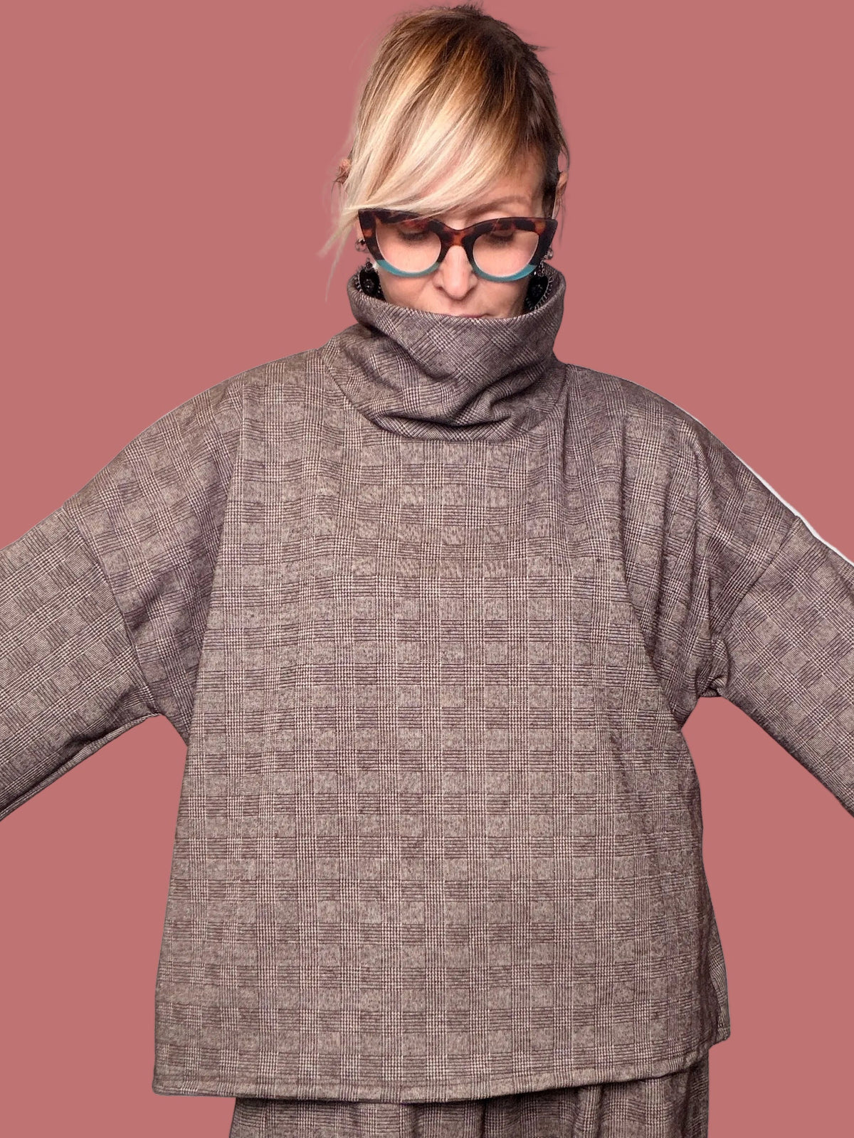 Maglia Female a quadri tortora e marrone indossata con pantaloni coordinati